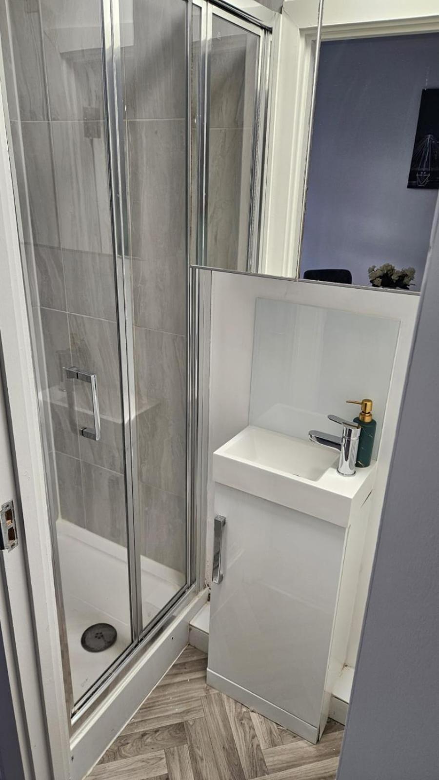 Bright Apt, Great Connection 2b Apartment *