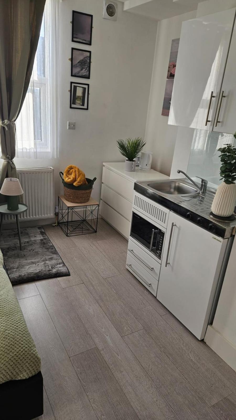 Bright Apt, Great Connection 2b