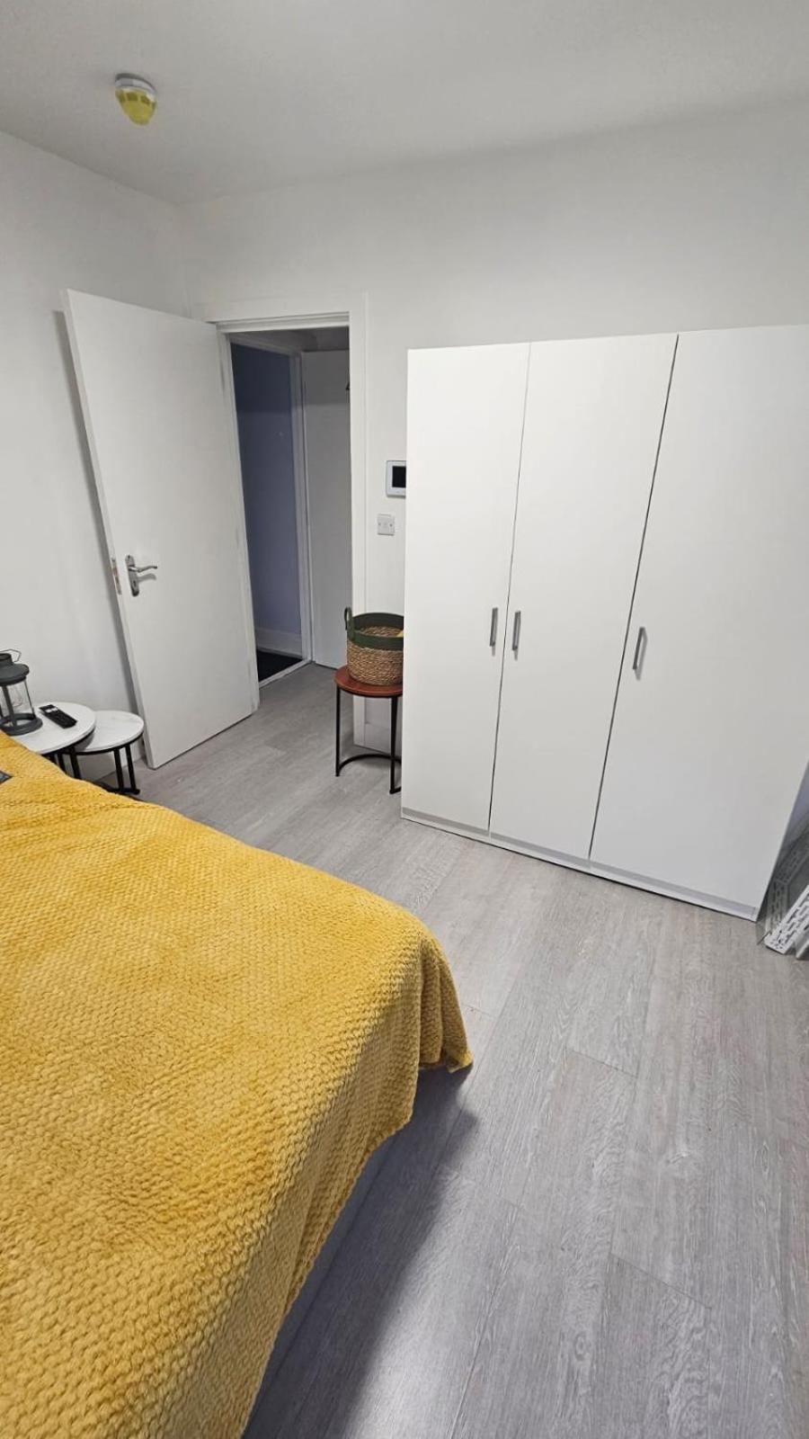 Spacious With Separate The Kitchen 4a Londen