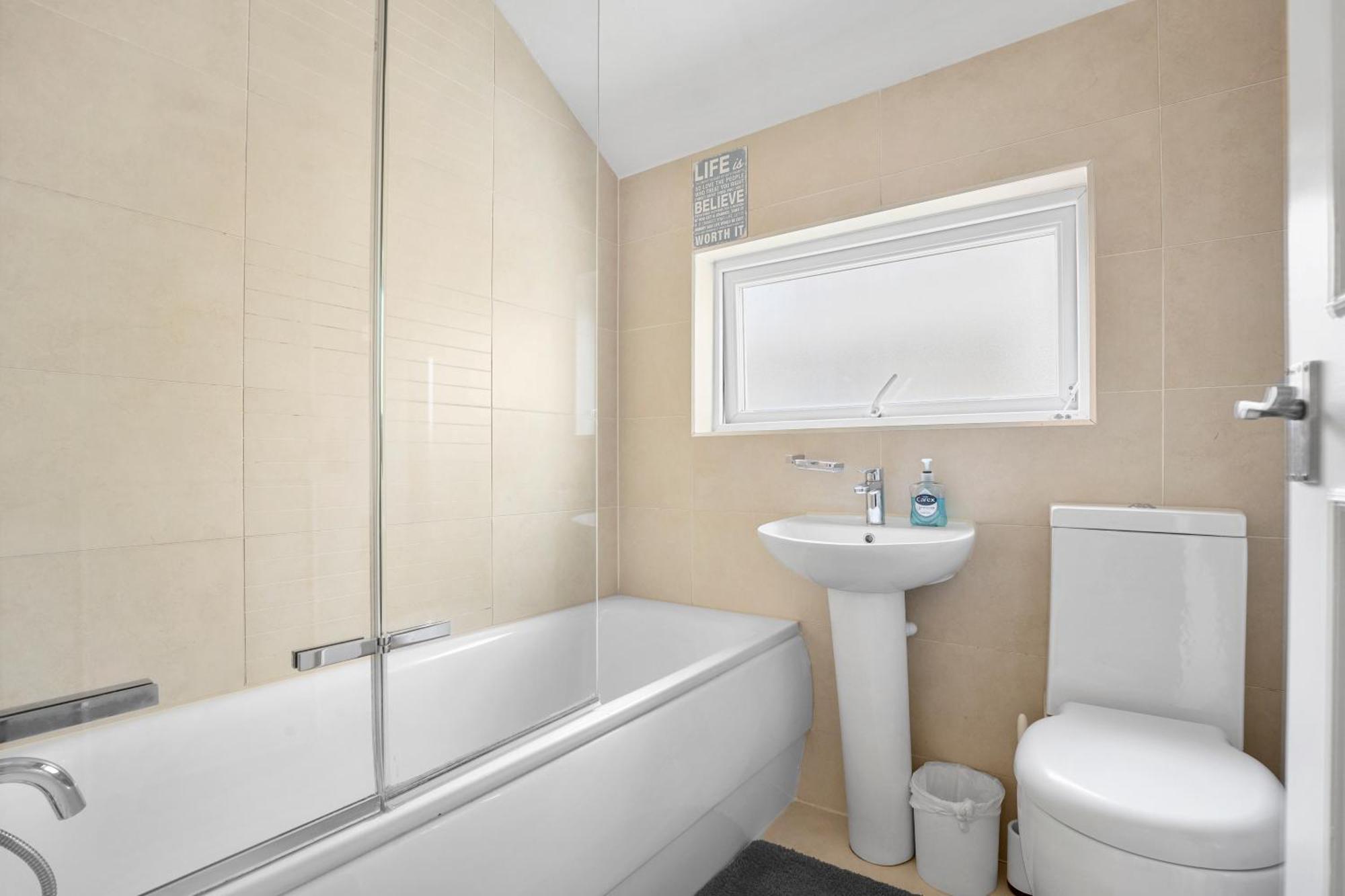 Stylish Private And Ensuite Near The Oval *