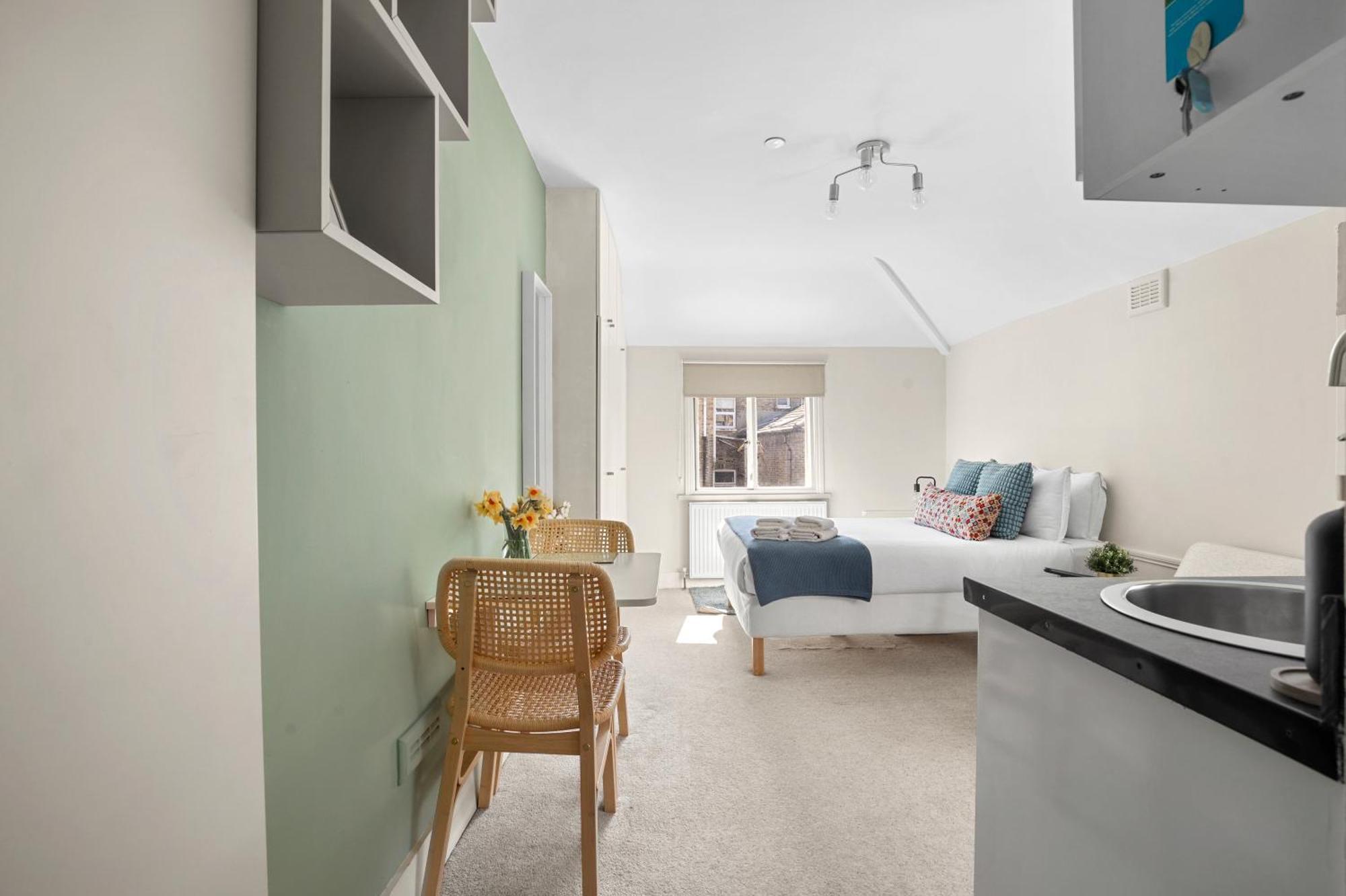 Stylish Private And Ensuite Near The Oval *