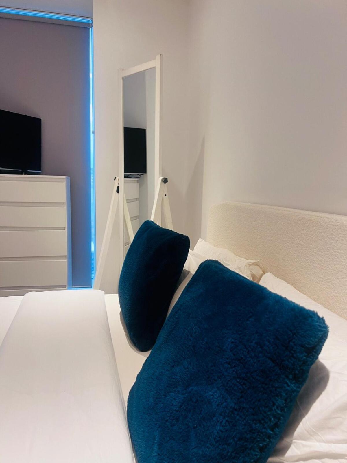 Luxury One Bed In West Apartment *
