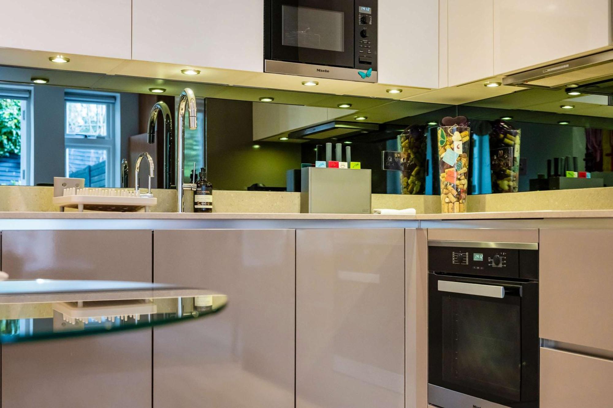 The Bohemian Rhapsody, Hampstead - By Out Of Office Lifestyle Apartamento Londres