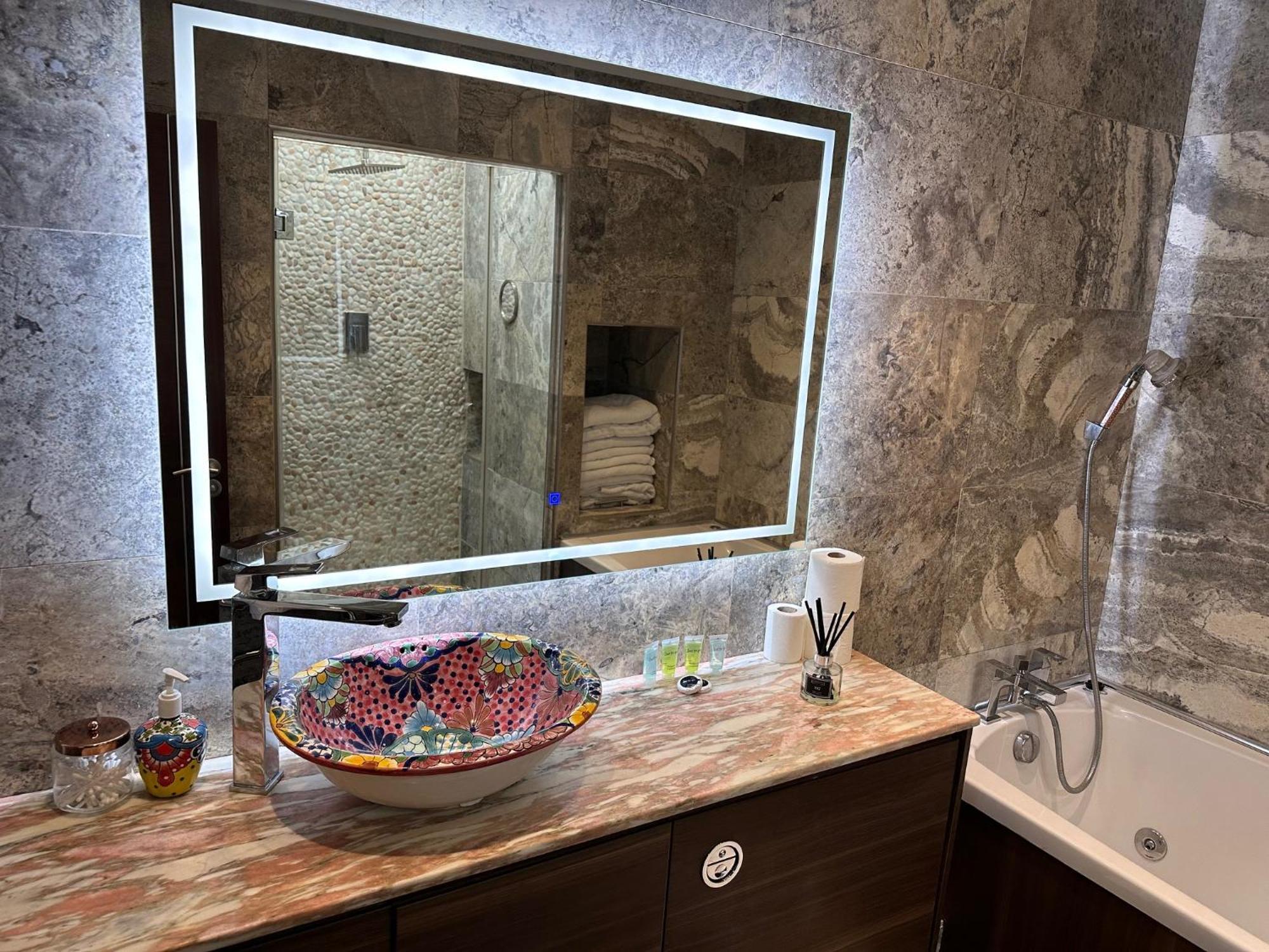 Unique Luxury In The Heart Of London. Air Conditioned With Private Garden Apartment *