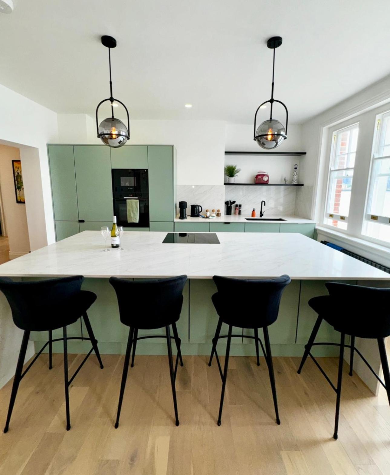 Newly Refurbished W/ River Views * Londen