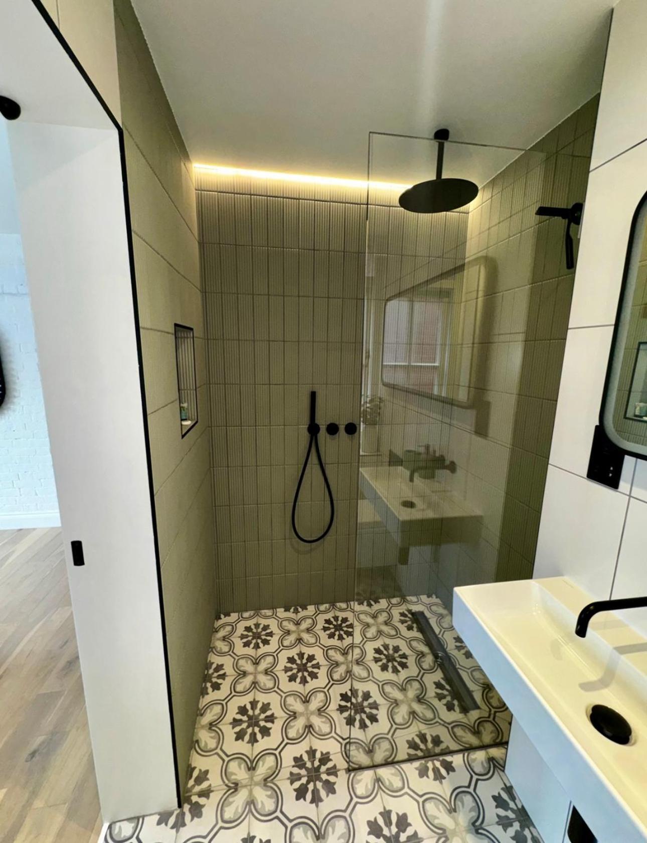 Newly Refurbished W/ River Views Appartement