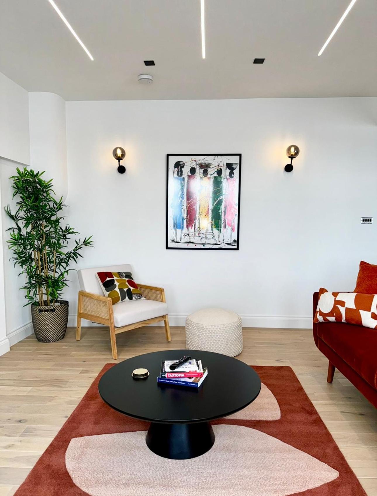 Newly Refurbished W/ River Views Londen