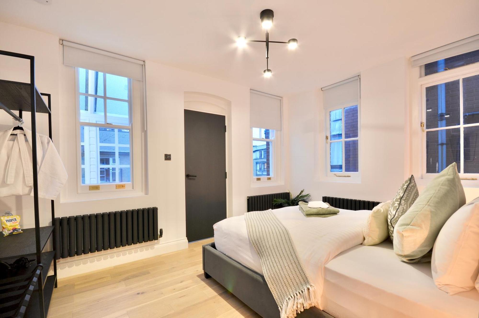 Newly Refurbished W/ River Views Appartement