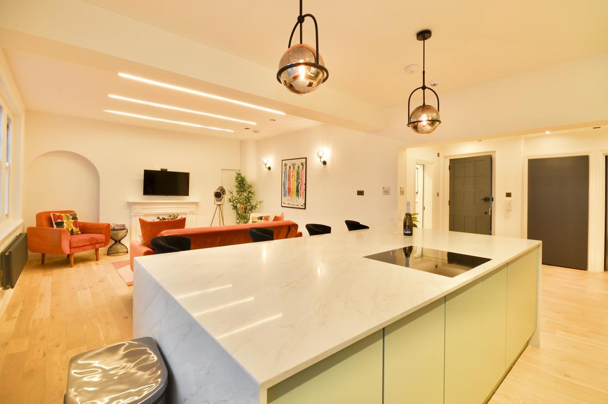 Newly Refurbished W/ River Views Appartement