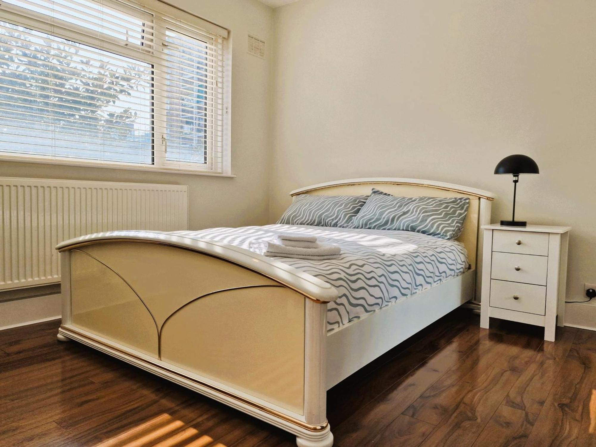 2 Bed Close To Apartamento