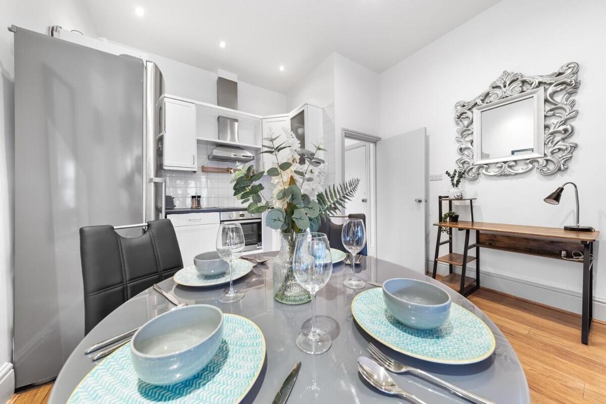 Luxurious 3 Bedroom Flat With Balcony In Kensington For 7 Next To Station Near Harrods Londres