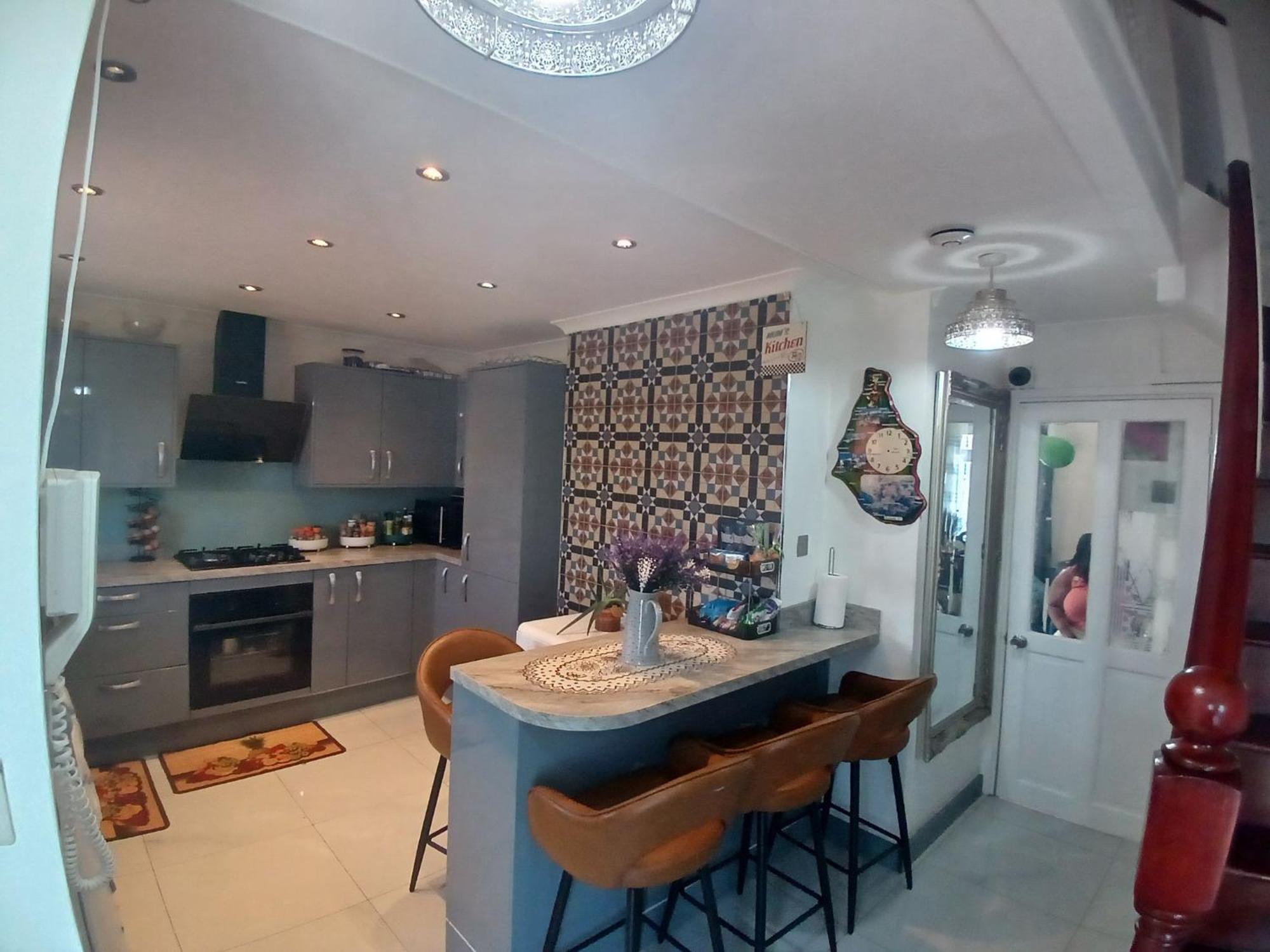 Couette-café 4 Bedroom House Rented By The