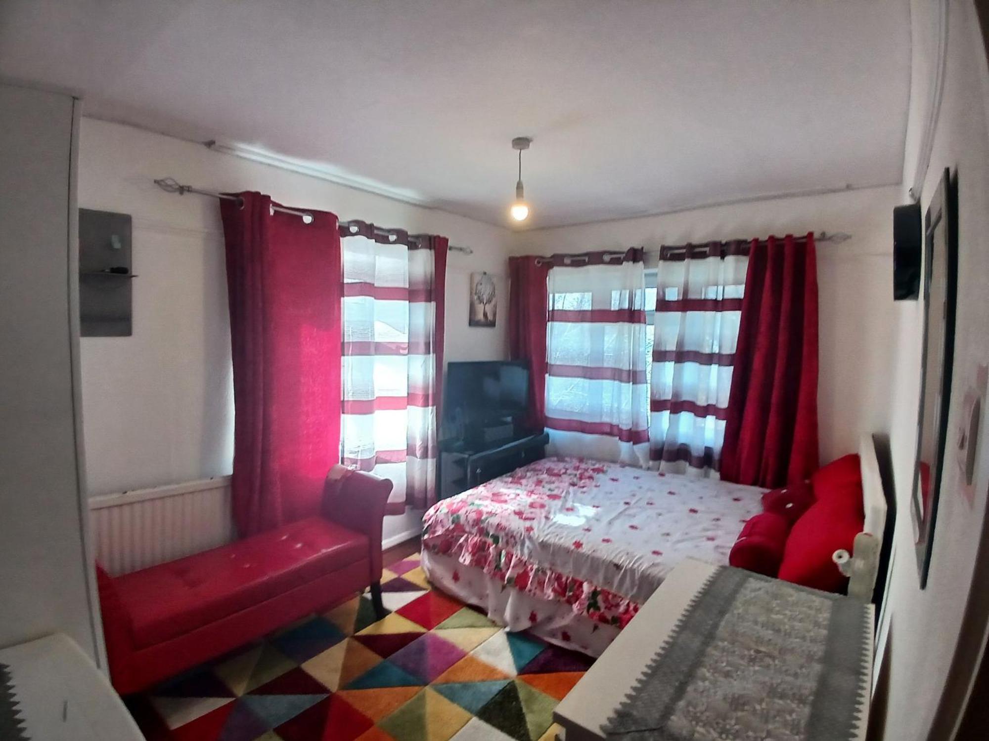 Couette-café 4 Bedroom House Rented By The