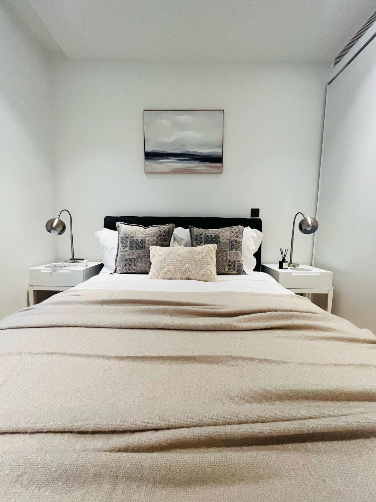 Luxury In White Living - Ideal For Family & Business *