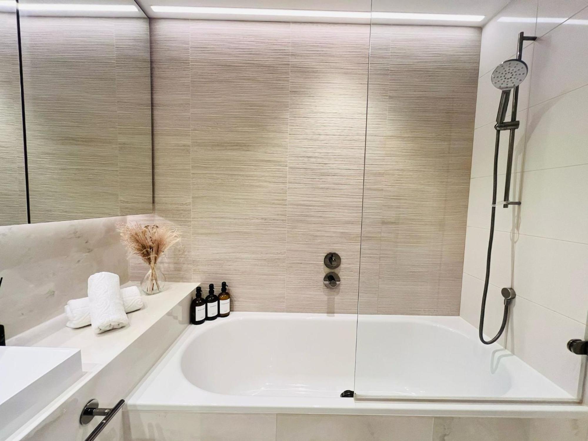 Luxury In White Living - Ideal For Family & Business Appartement