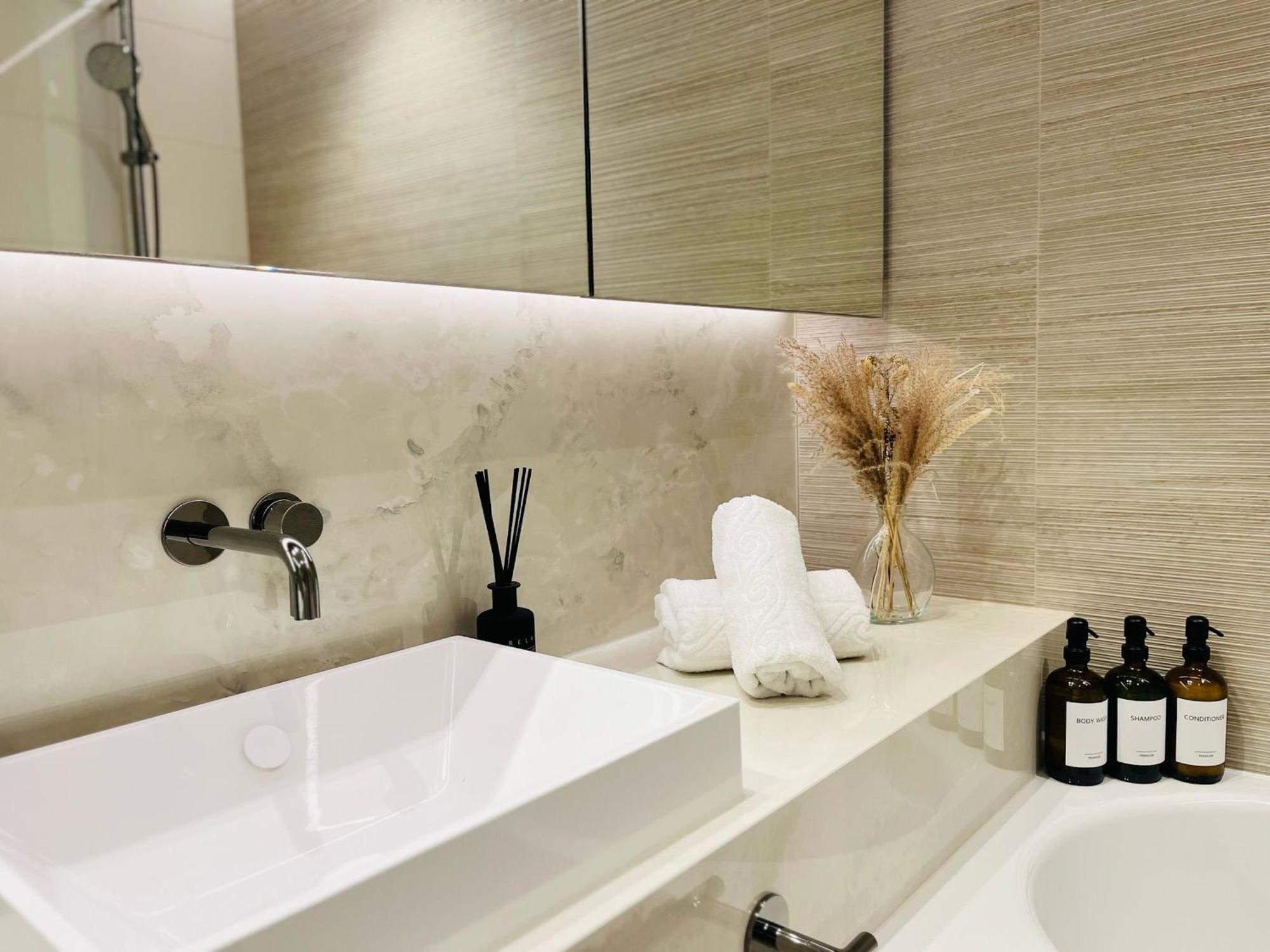 Luxury In White Living - Ideal For Family & Business Londres