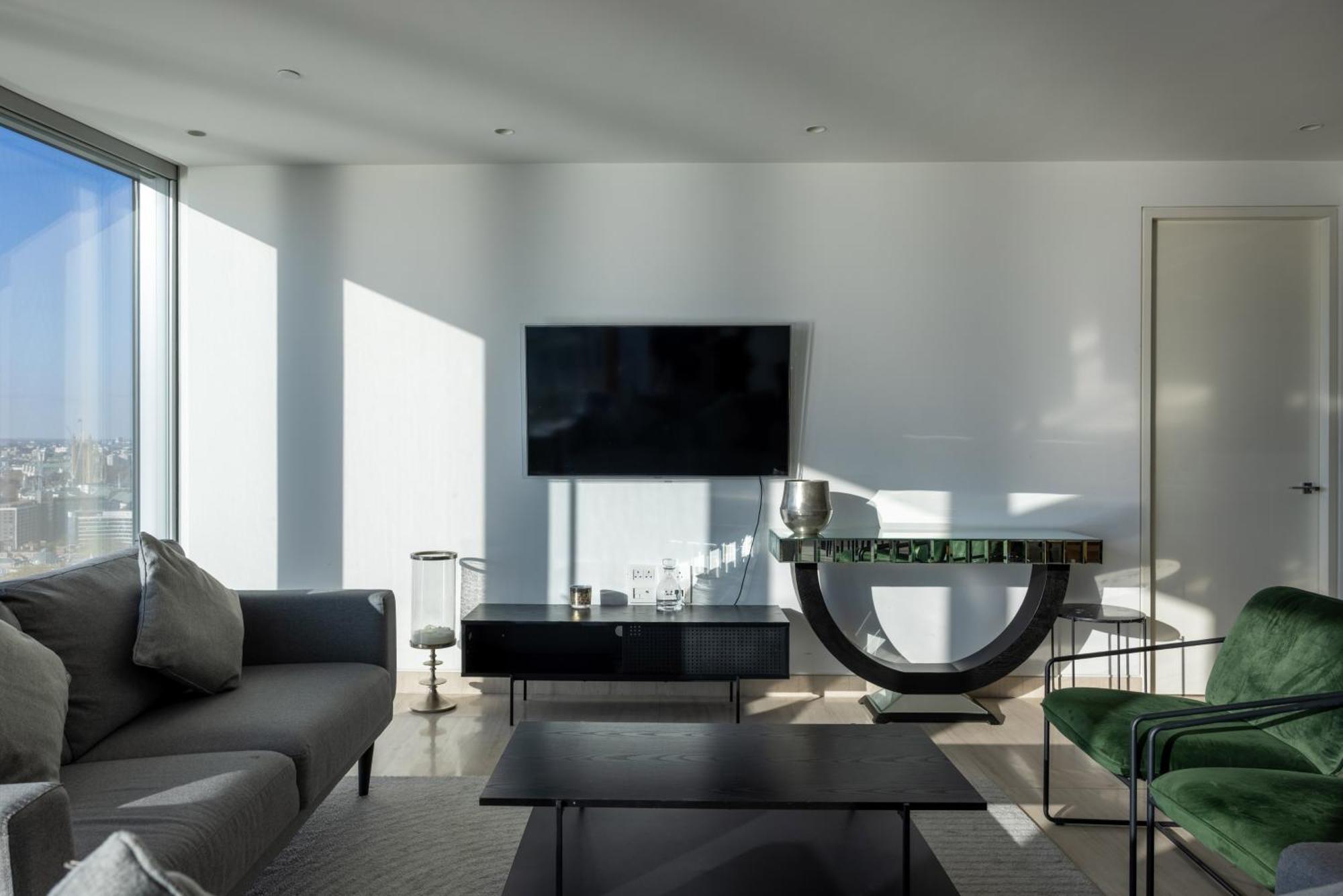 Luxury With Pool, Gym, Spa, Free Parking 3 Bedroom Appartement *