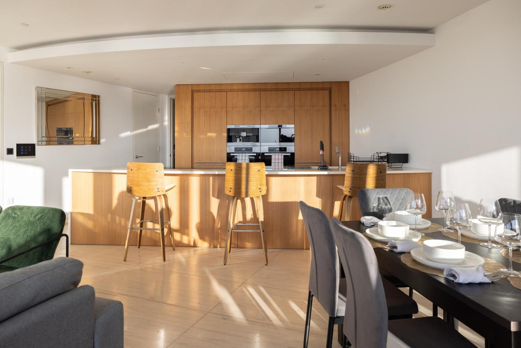 Luxury With Pool, Gym, Spa, Free Parking 3 Bedroom Appartement *