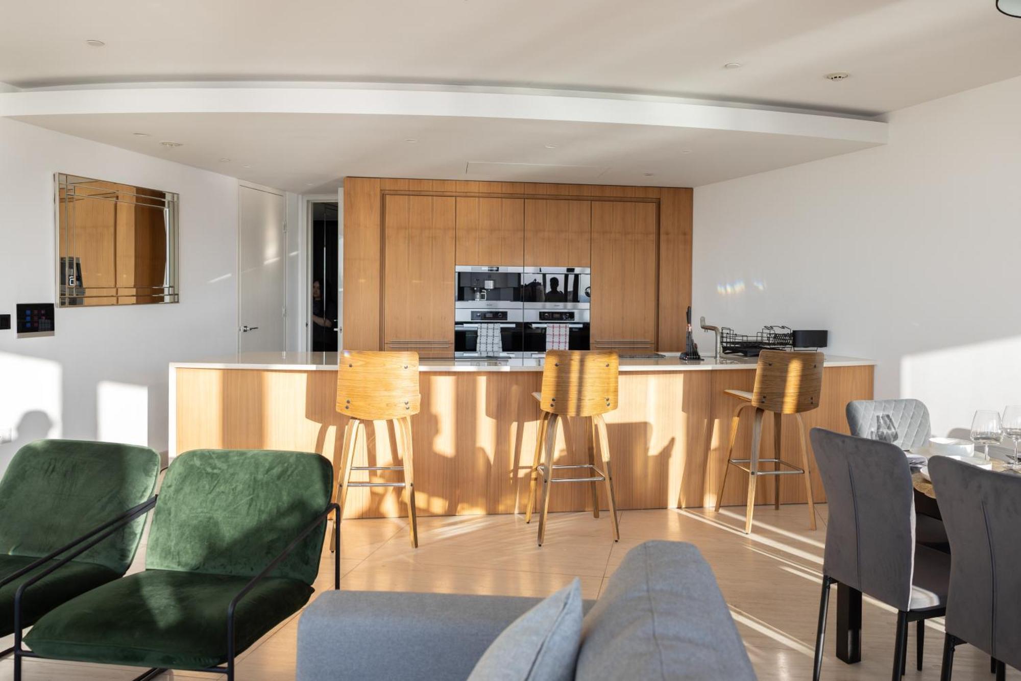 Luxury With Pool, Gym, Spa, Free Parking 3 Bedroom Appartement