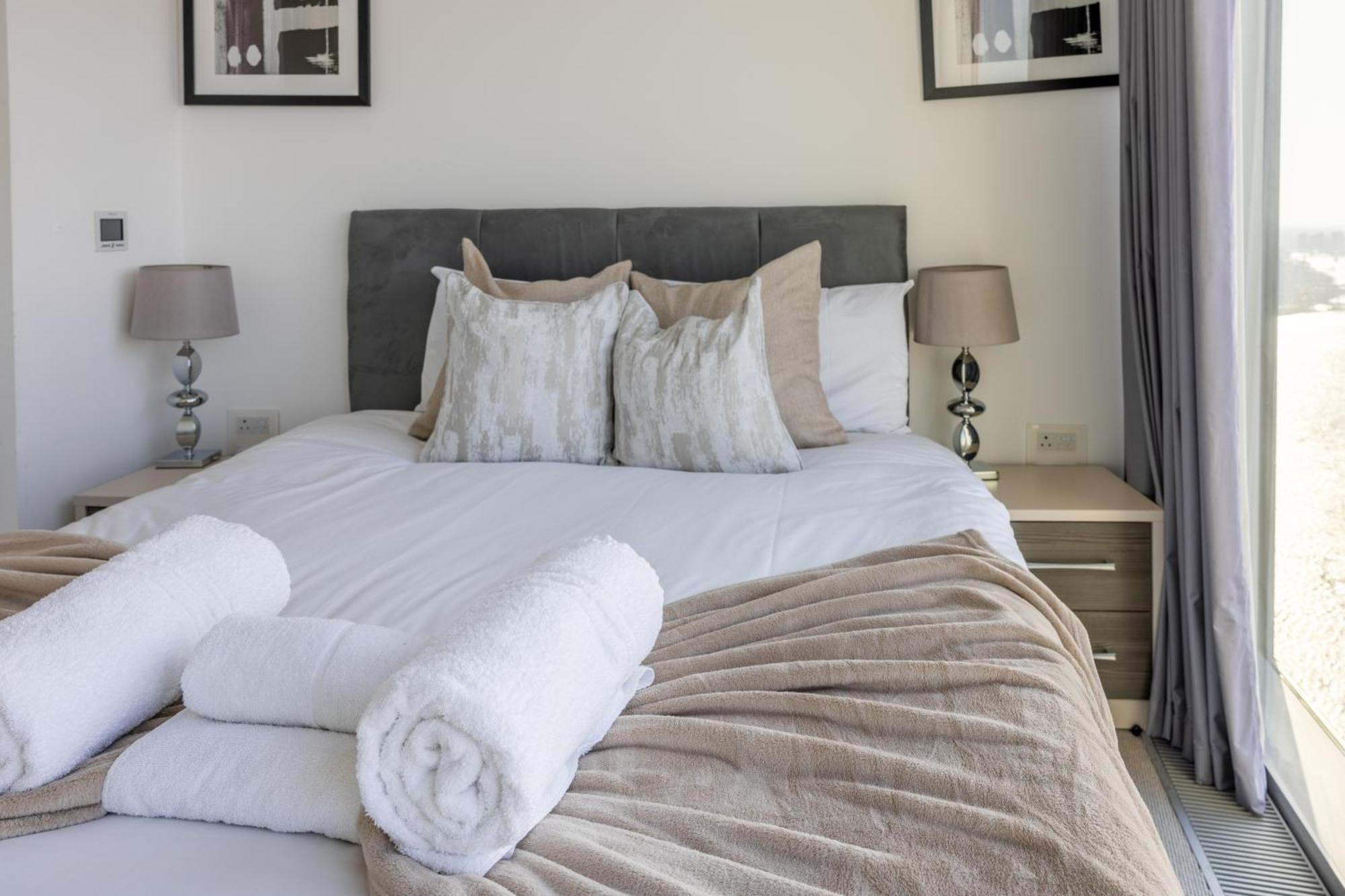 Luxury With Pool, Gym, Spa, Free Parking 3 Bedroom Appartement Londres