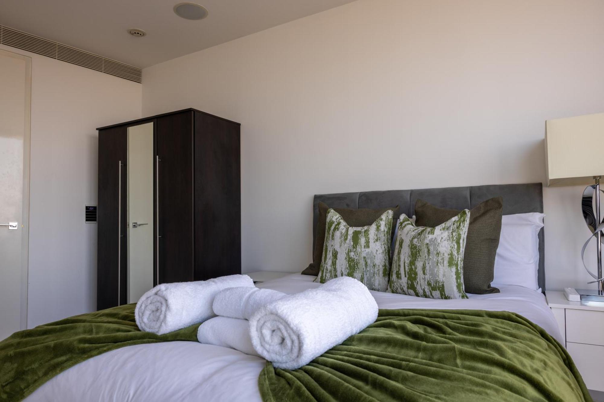Luxury With Pool, Gym, Spa, Free Parking 3 Bedroom *