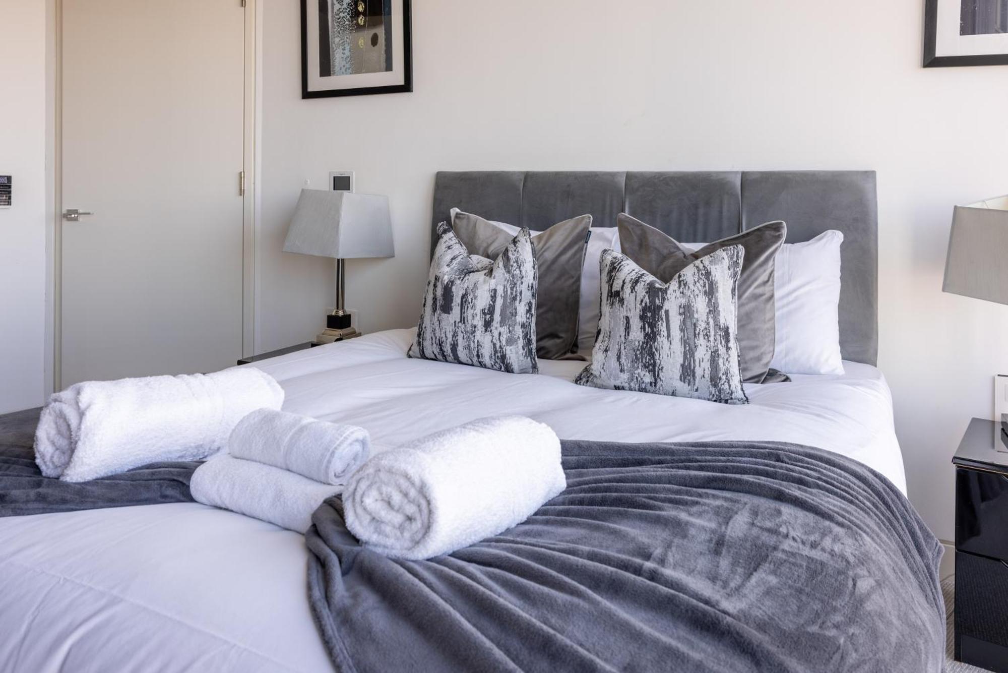 Luxury With Pool, Gym, Spa, Free Parking 3 Bedroom Londres