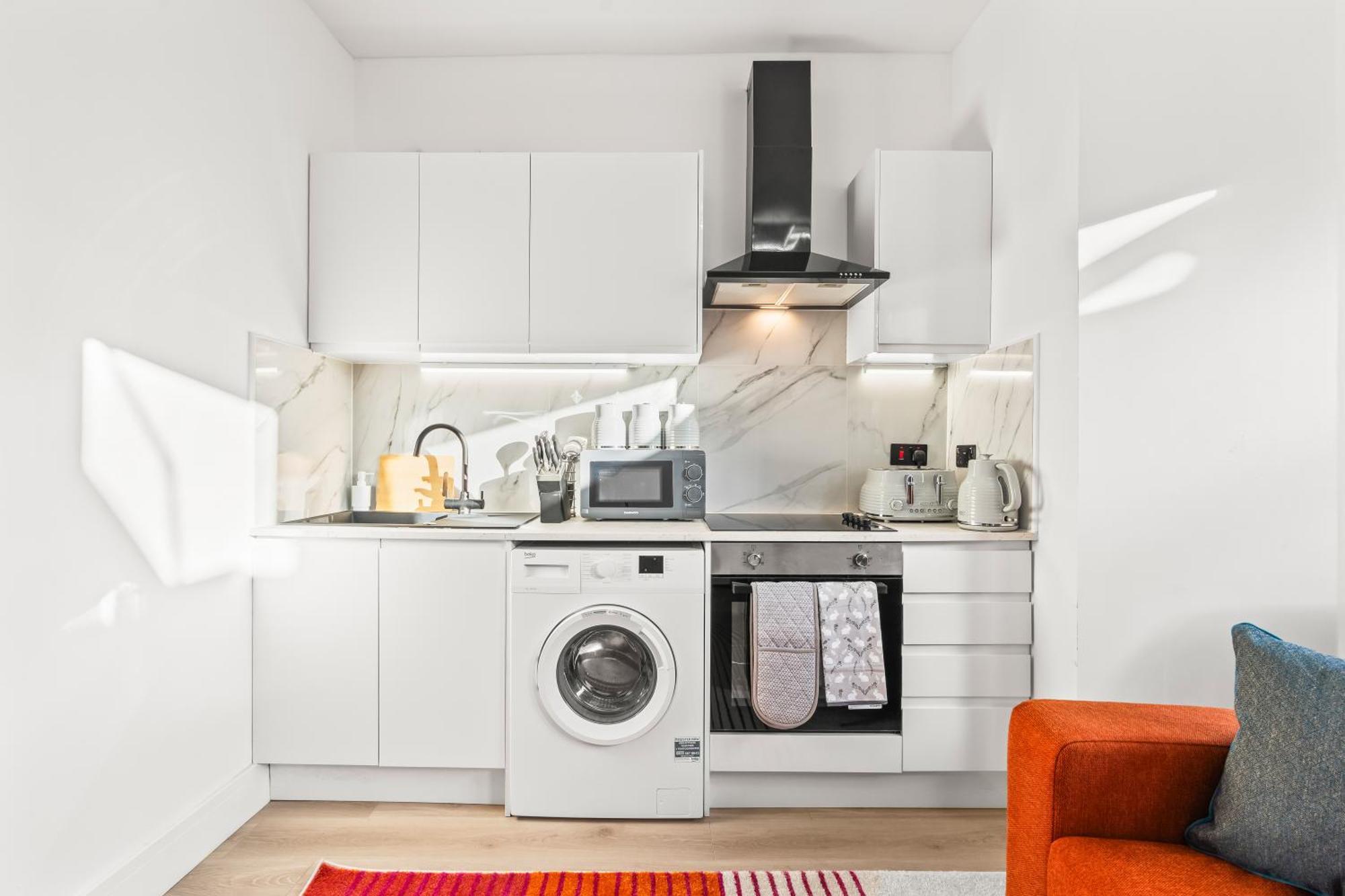 Stunning 4 Bed, Sleeps 10, Parking *