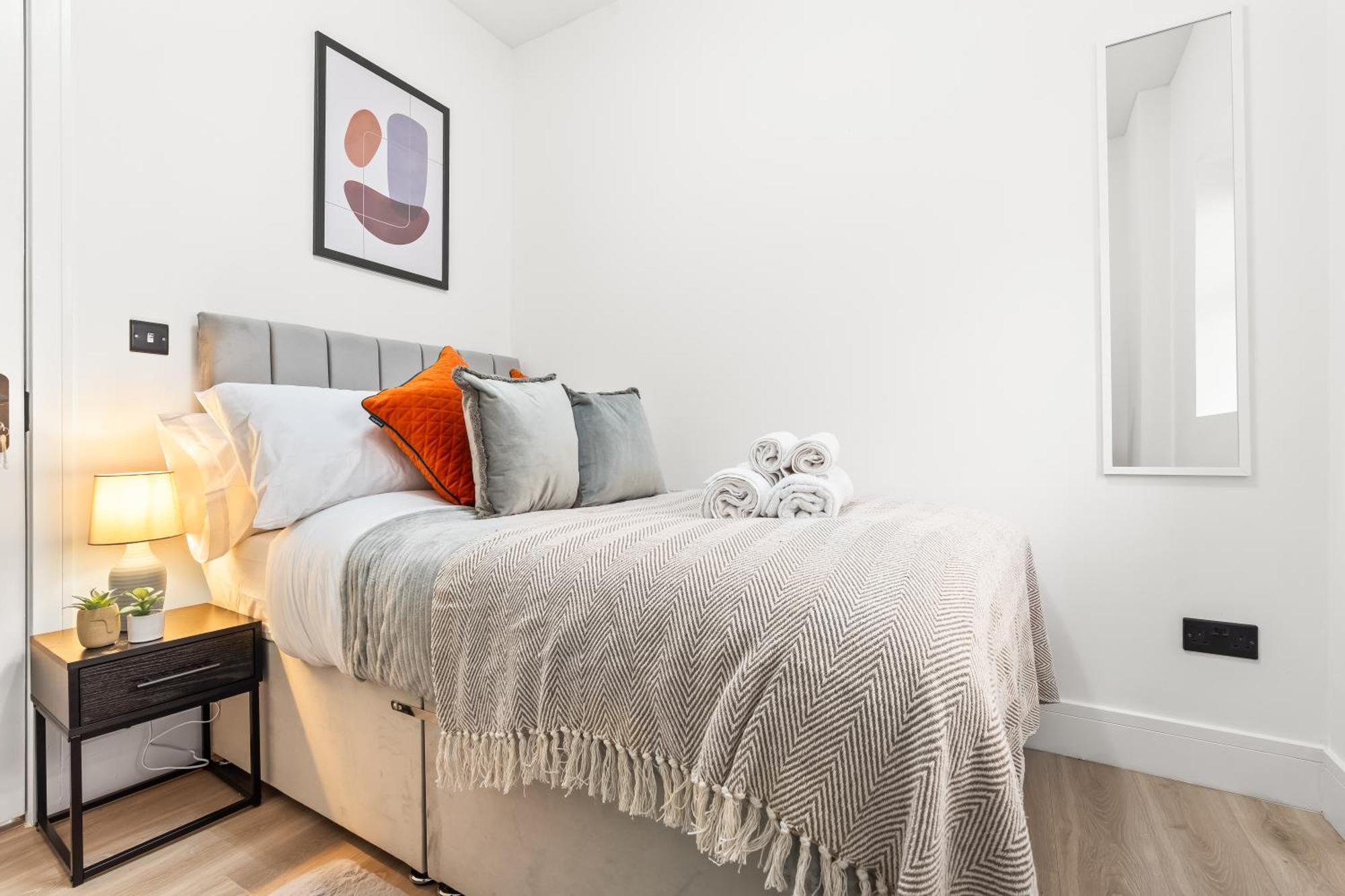 Stunning 4 Bed, Sleeps 10, Parking *