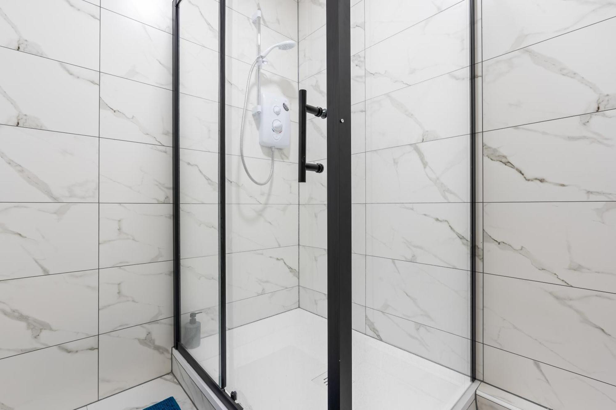 Stunning 4 Bed, Sleeps 10, Parking Appartement