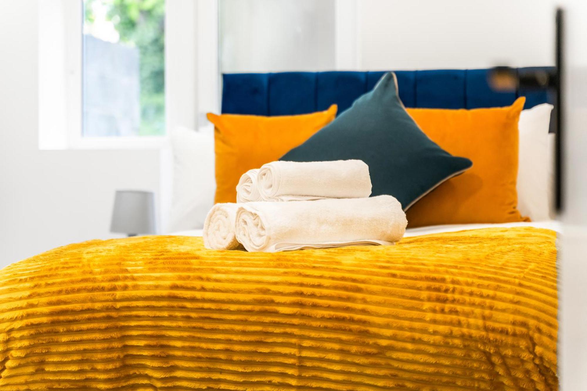 Stunning 4 Bed, Sleeps 10, Parking Appartement