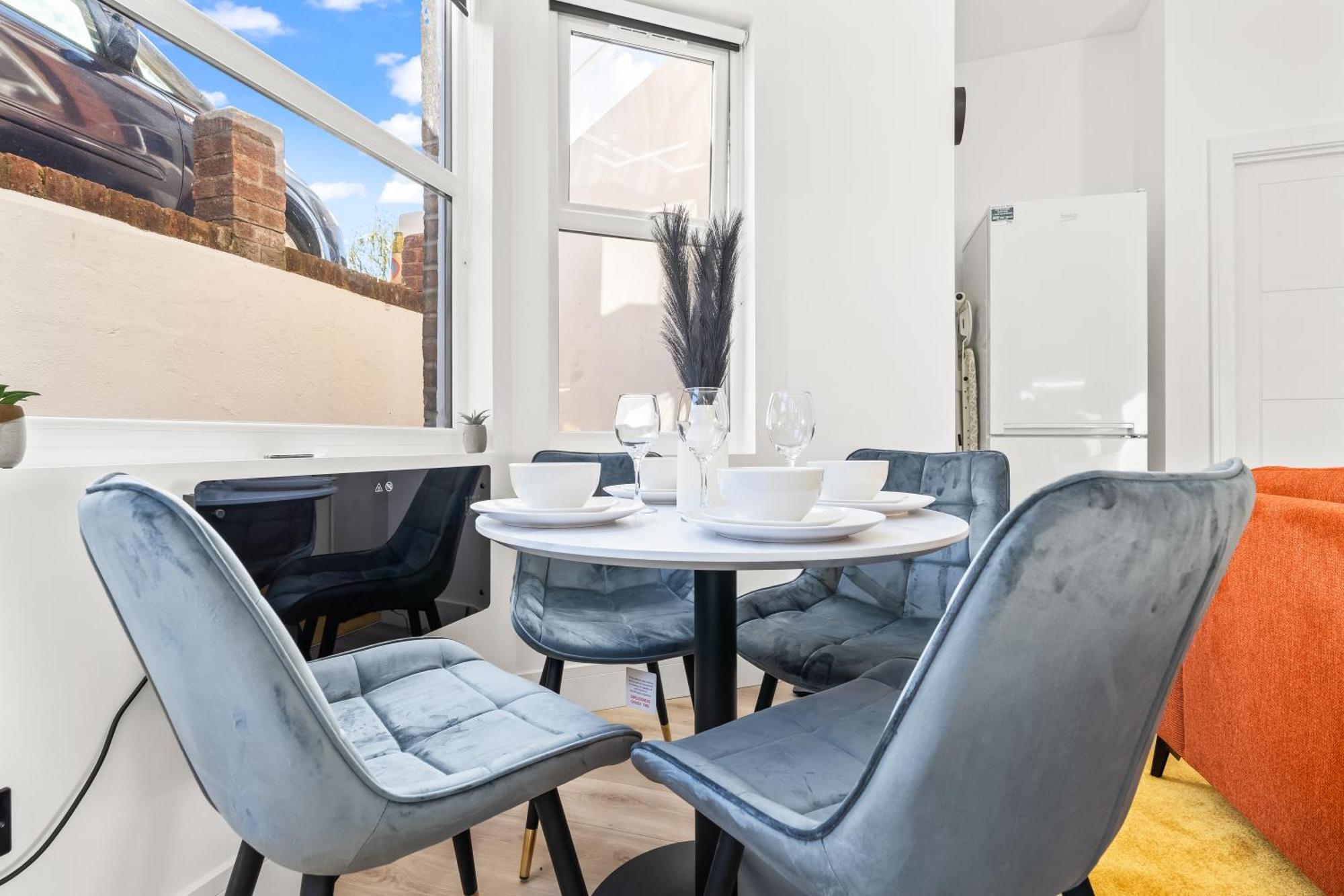 Stunning 4 Bed, Sleeps 10, Parking