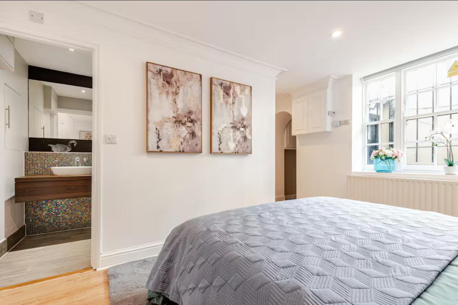 Spacious And Private By Royal Palace Londres