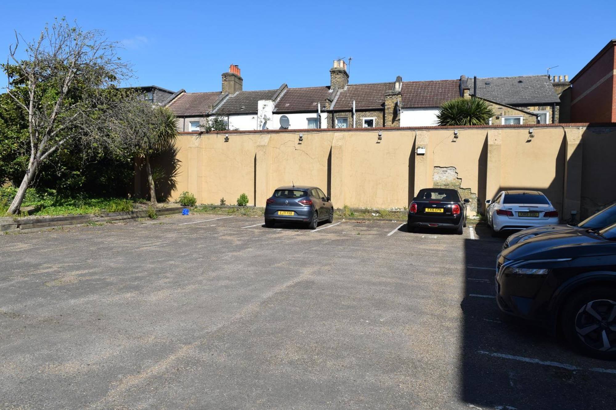 London Stratford - Spacious 2 Bed Flat With Secured Parking & Private Garden Appartement *