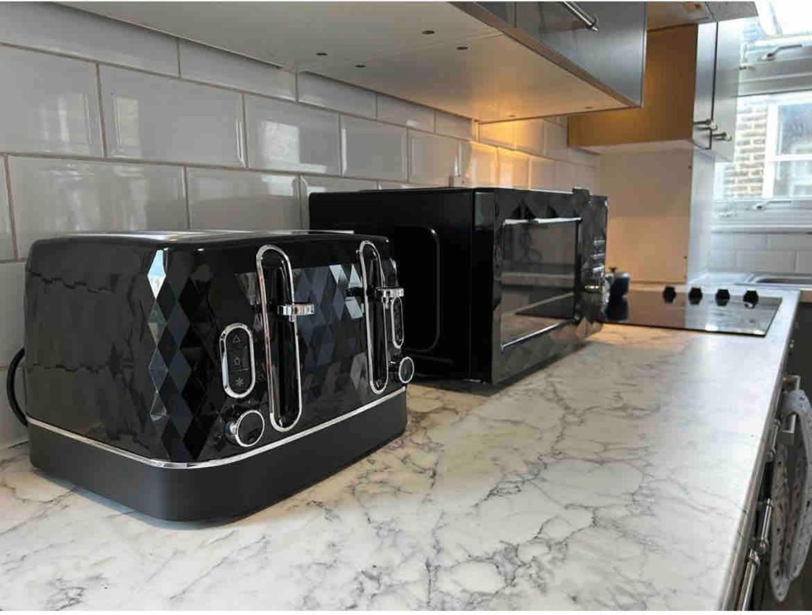 North Kensington Westfield 3 Bedroom New Deluxaprt