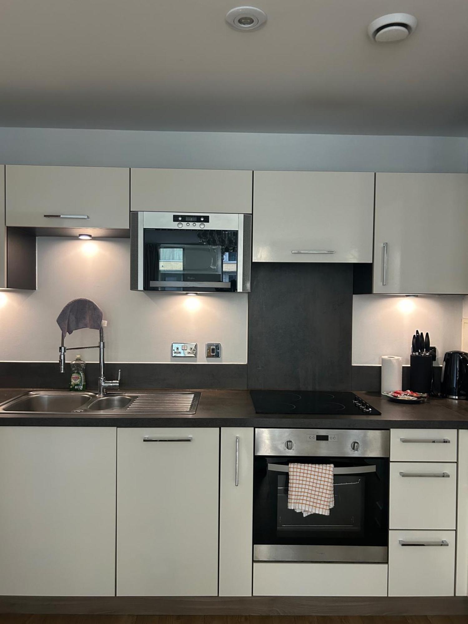 1-Bed Apt Sleeps 4 Central To Shops & Transport Appartement