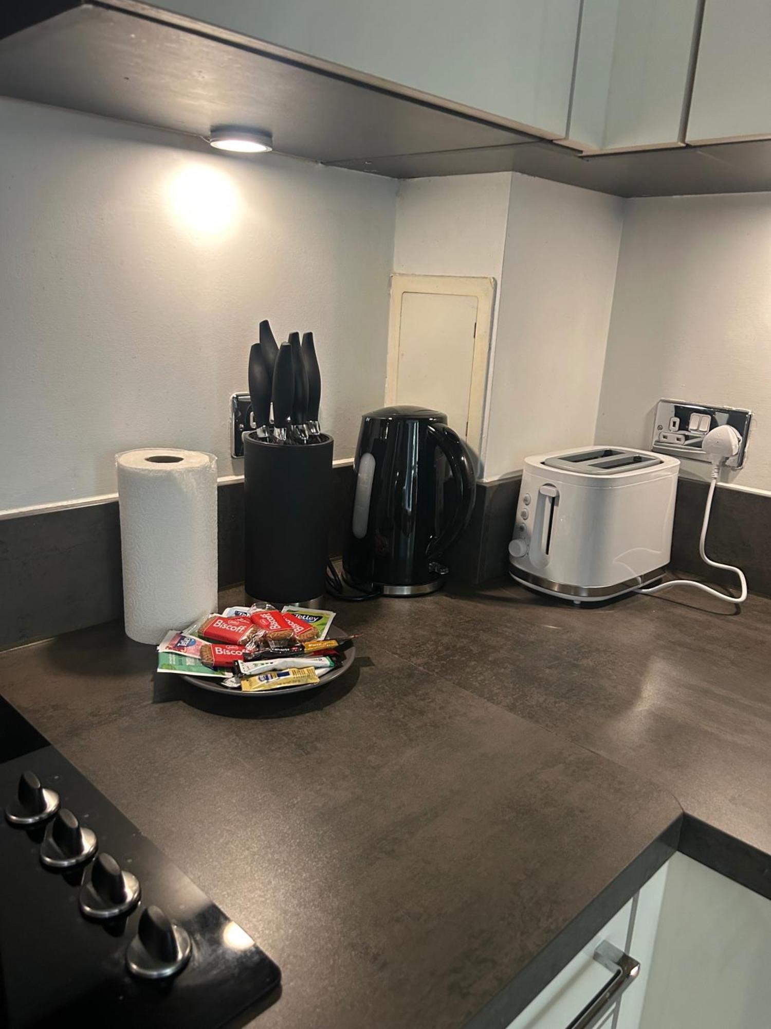 Appartement 1-Bed Apt Sleeps 4 Central To Shops & Transport *
