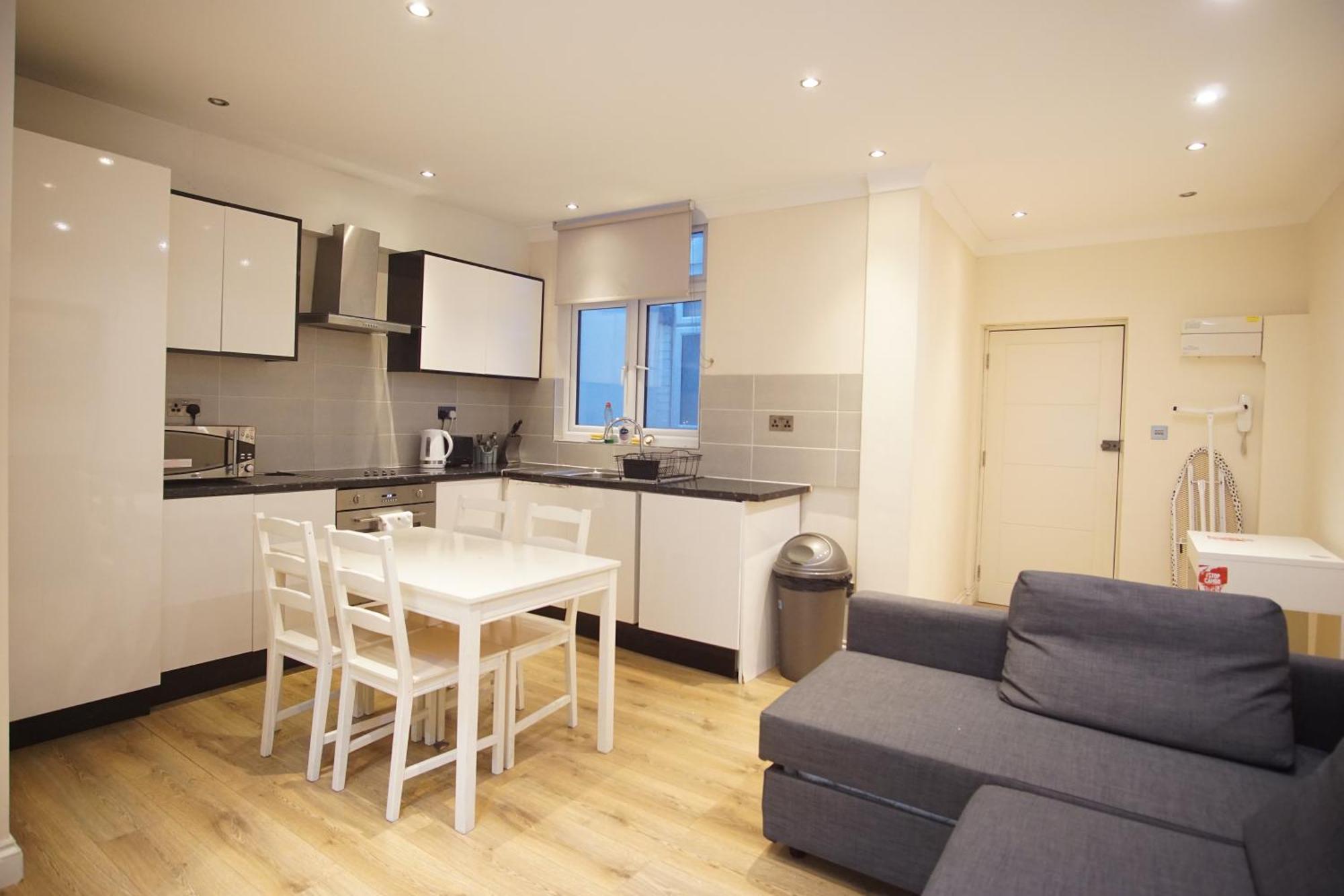 Evergreen Apartments, Flat 3,
