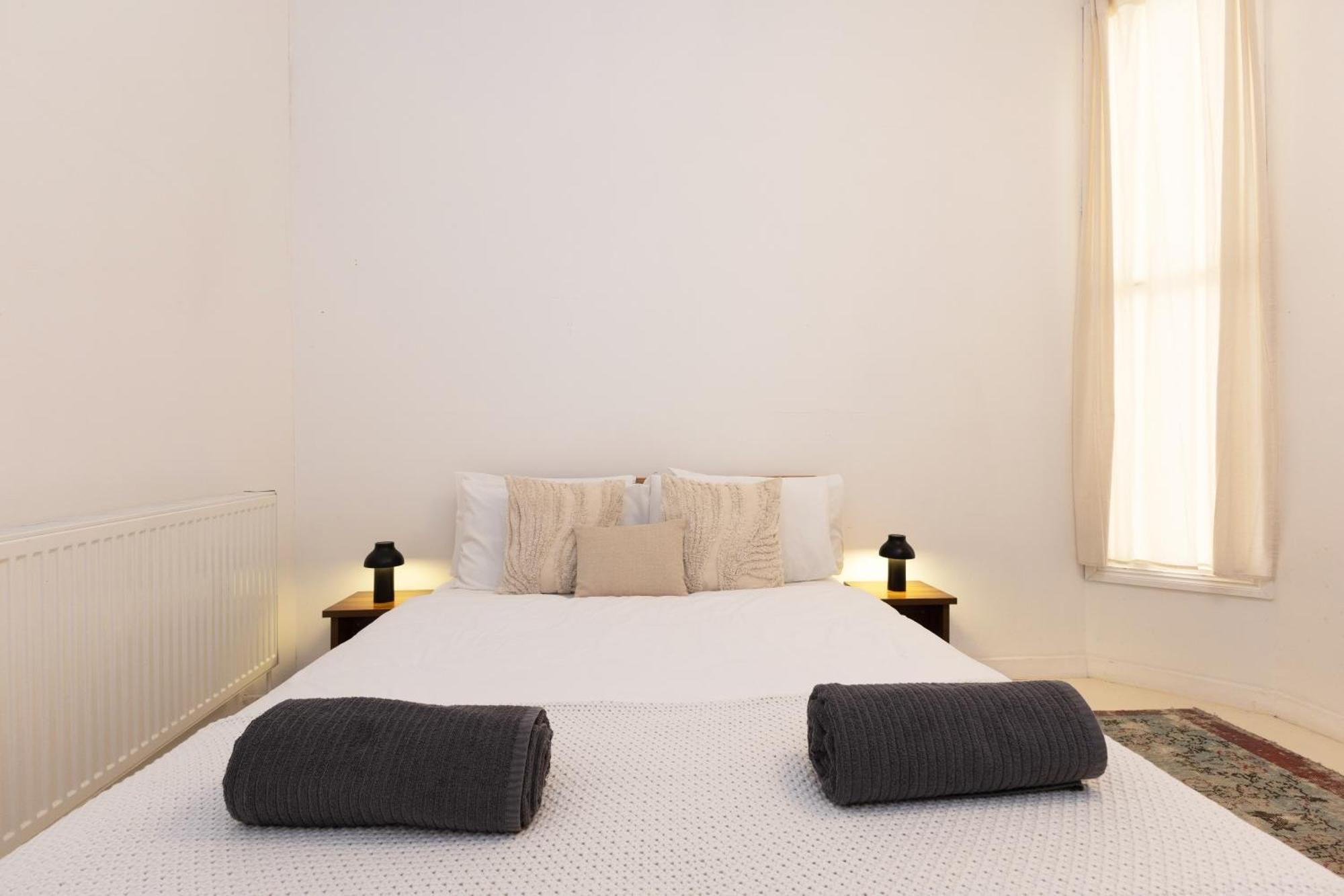 Bright & Spacious 2br Flat, Great Transport Links Appartement