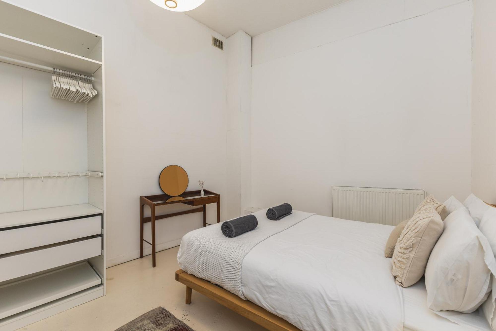 Bright & Spacious 2br Flat, Great Transport Links Appartement