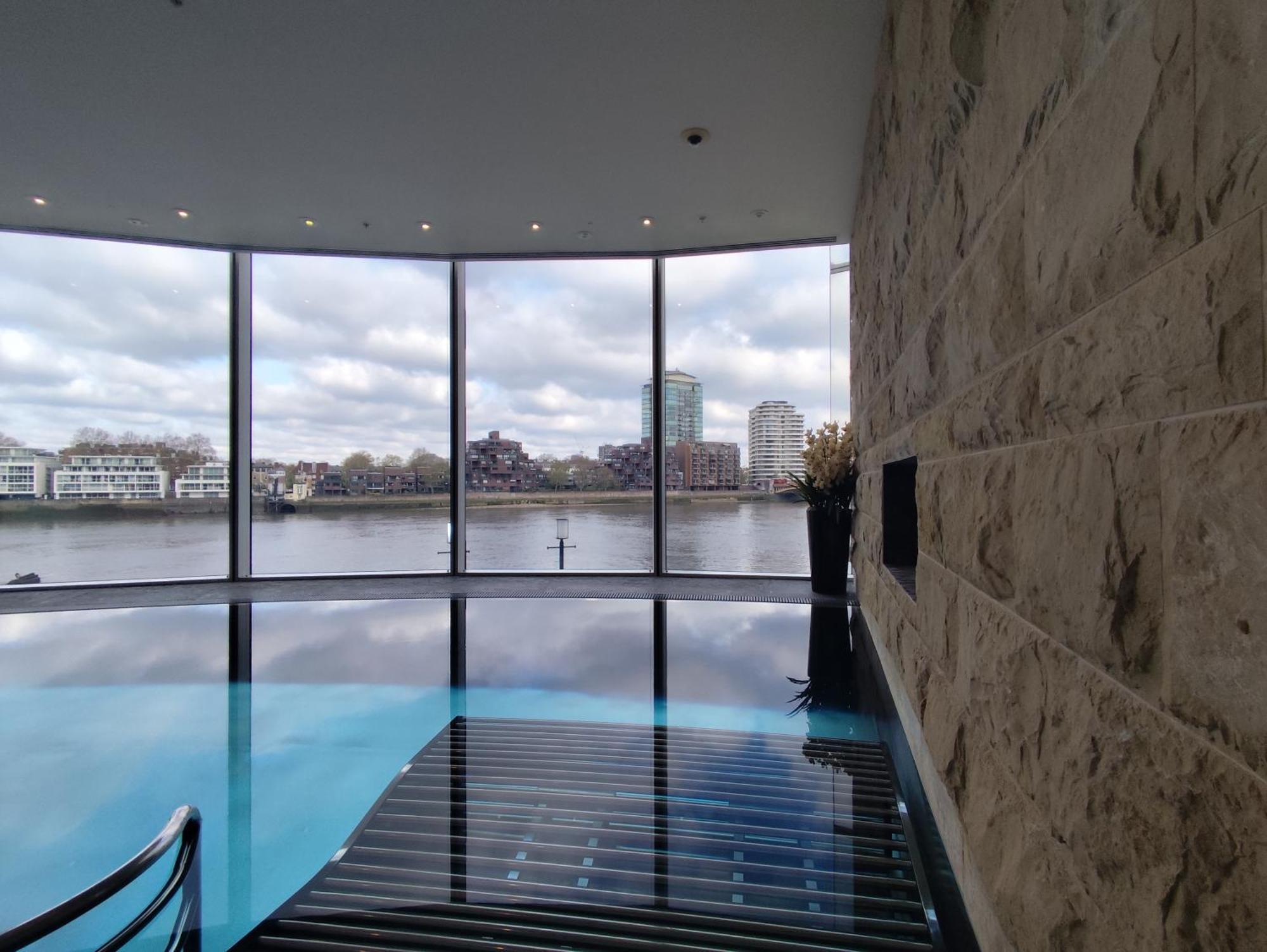 Luxury With Pool, Gym, Spa, Free Parking 3 Bedroom Appartement