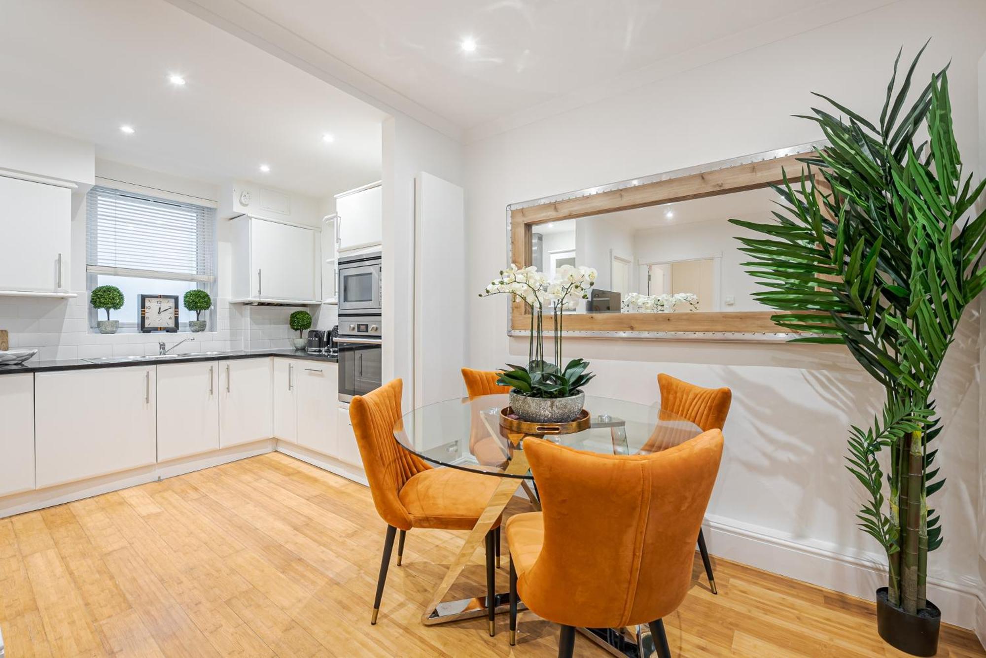 Chic Belgravia Hideaway With Private Patio 10 Mins To Harrods Apartamento Londres