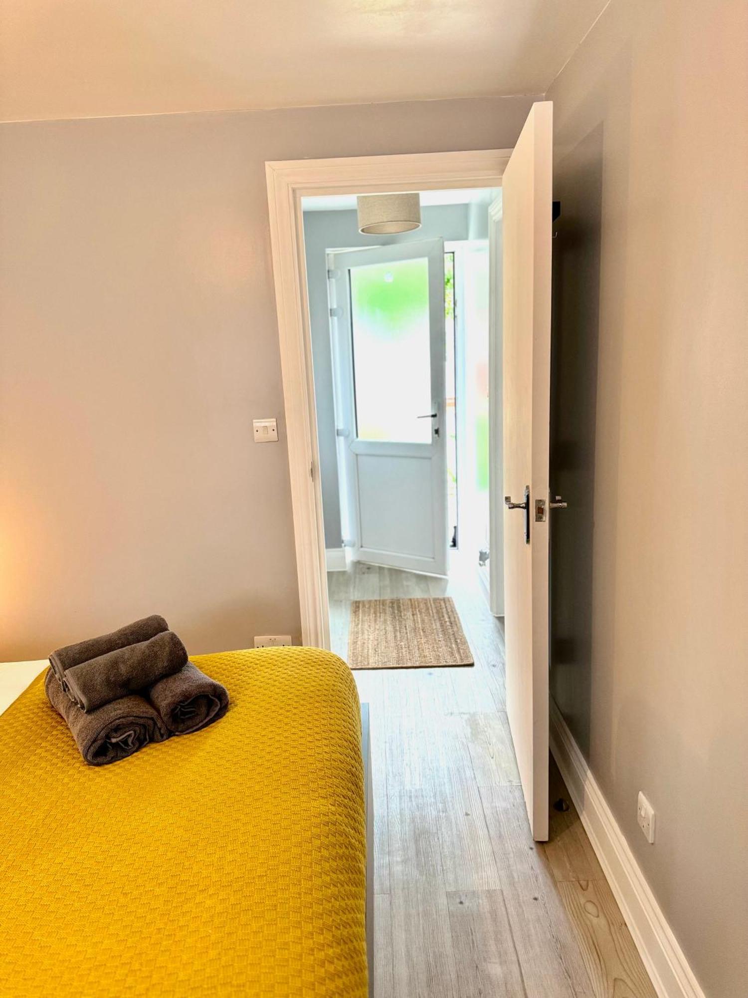 Garden 1-bed Flat 30min To Downtown & Free Parking Apartment London