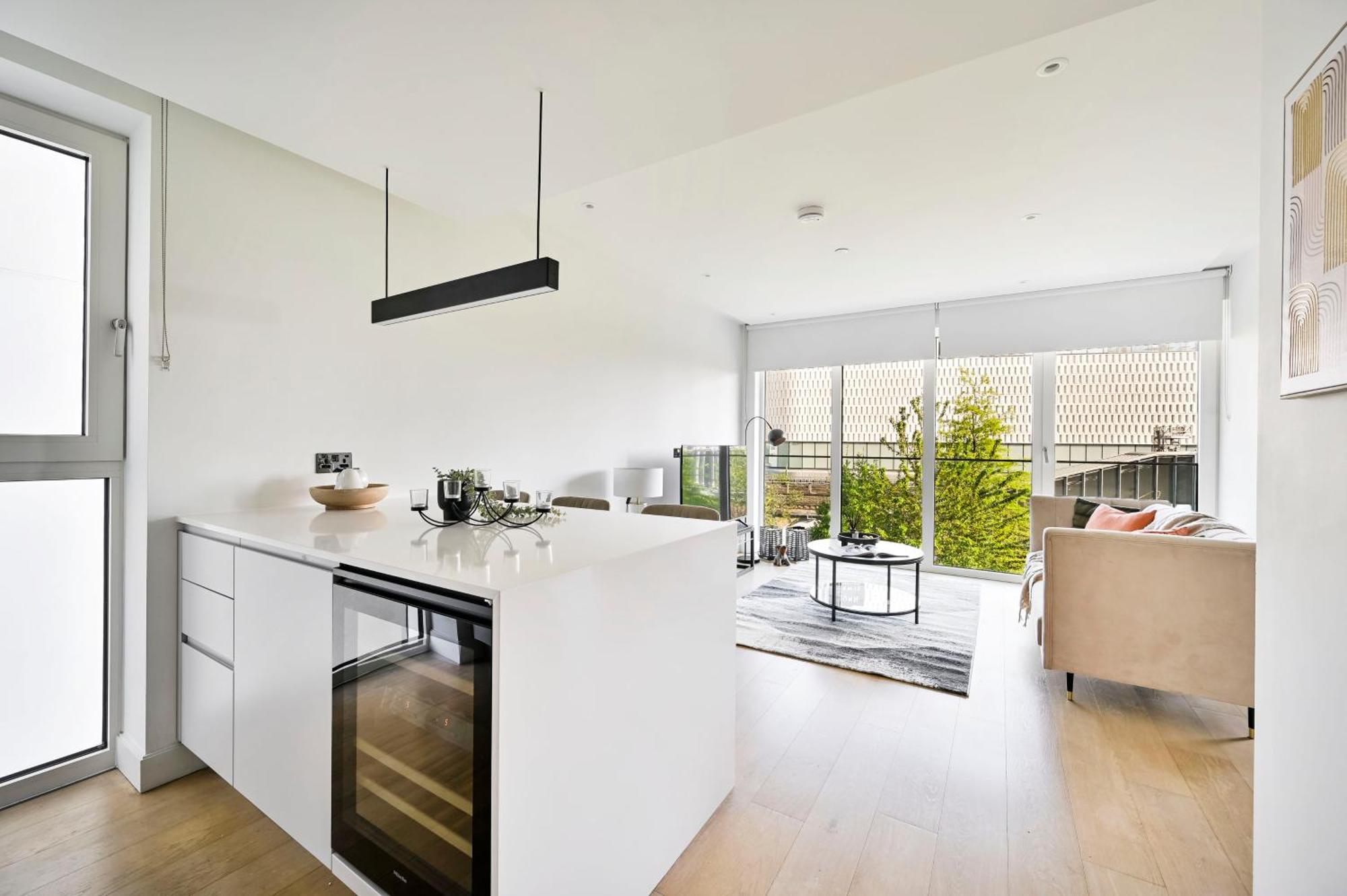 Exotic Two Bedroom Apartment -West London -Steps To Tube, Westfield Londres