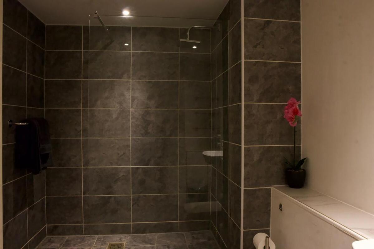 Riverside 3 Bed 2 Bath Apartment- Free Parking