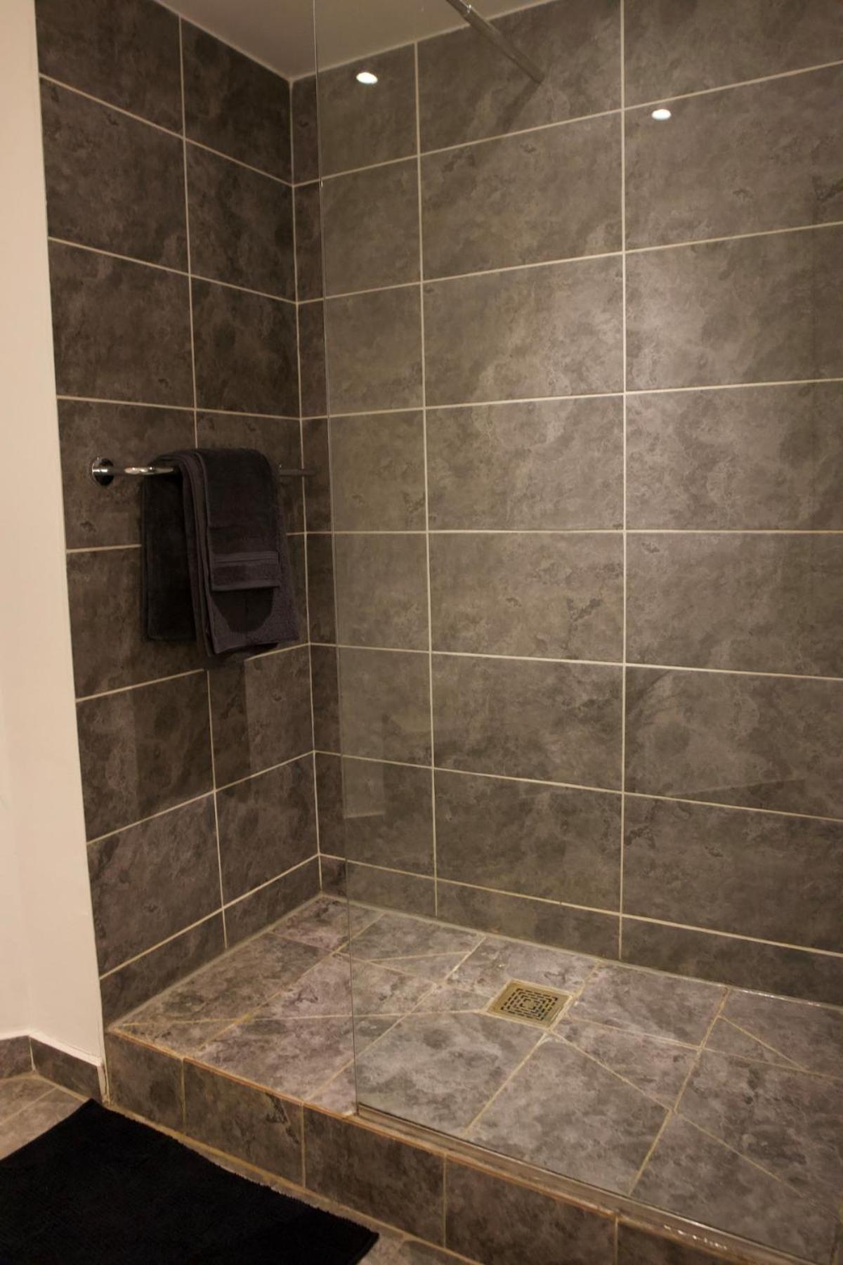 Riverside 3 Bed 2 Bath Apartment- Free Parking *