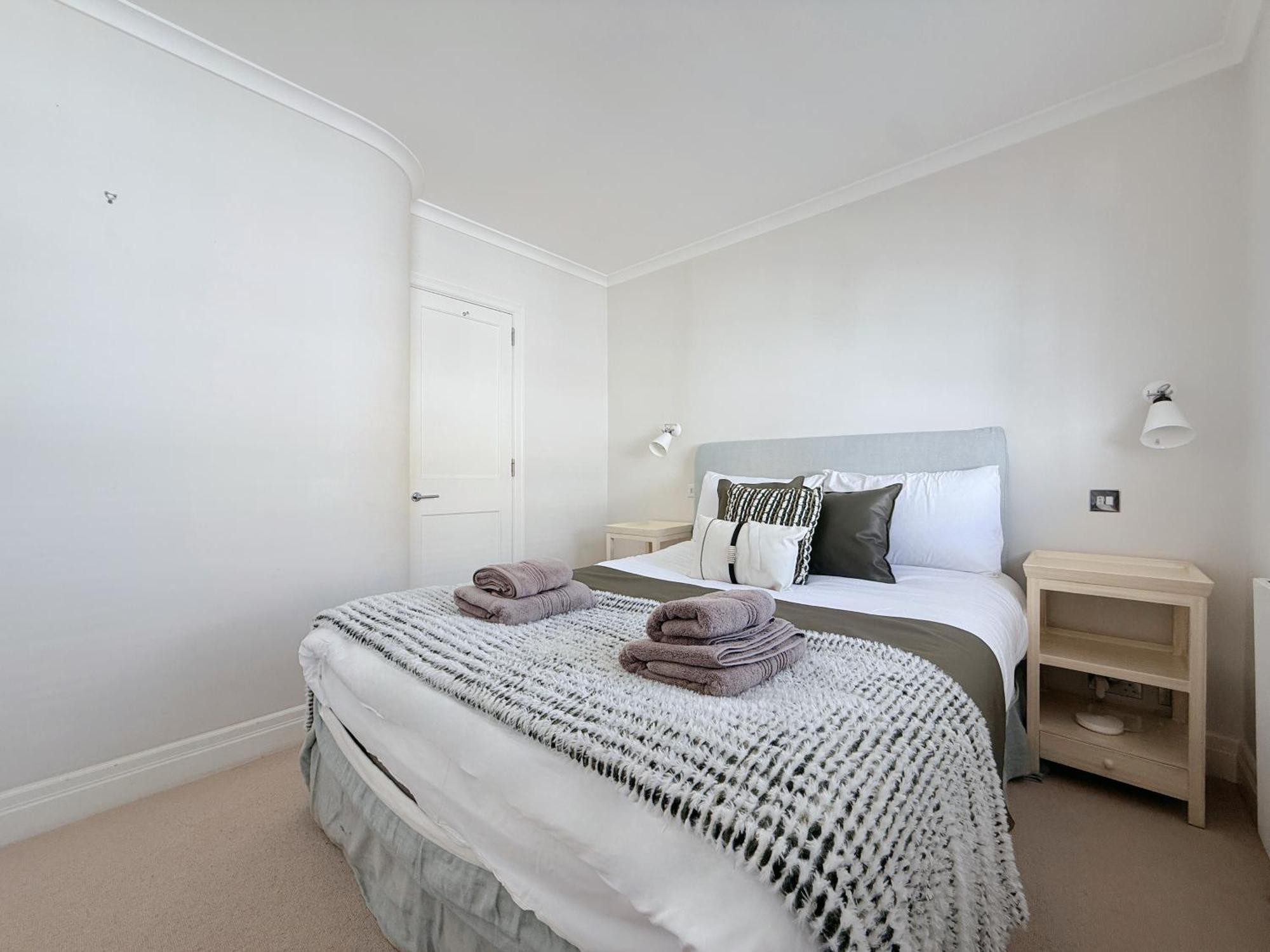 Stylish 3-bedroom Terrace House Near Earls Court *