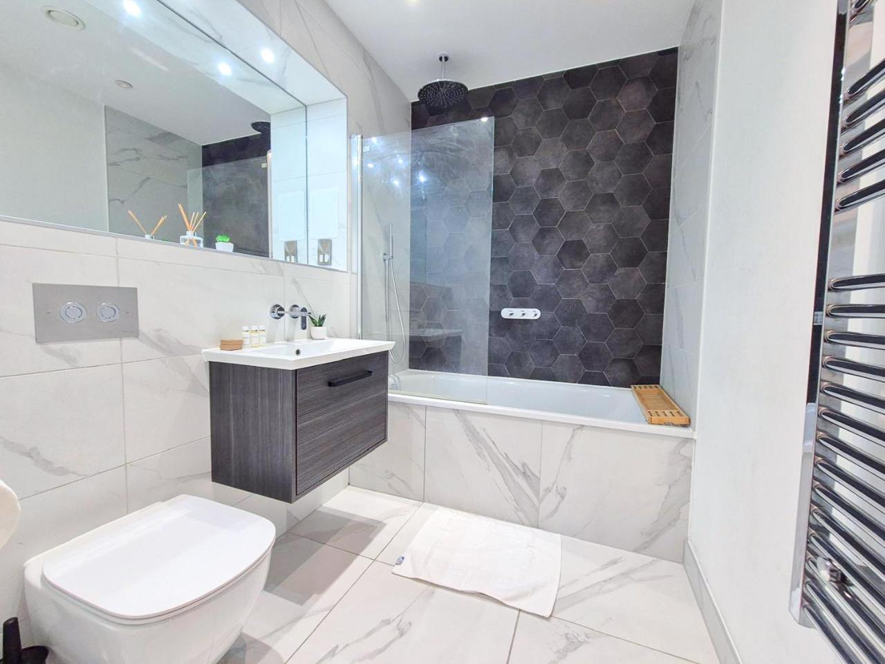Chic 3-bedroom Flat With Private Balcony In Battersea Appartement *