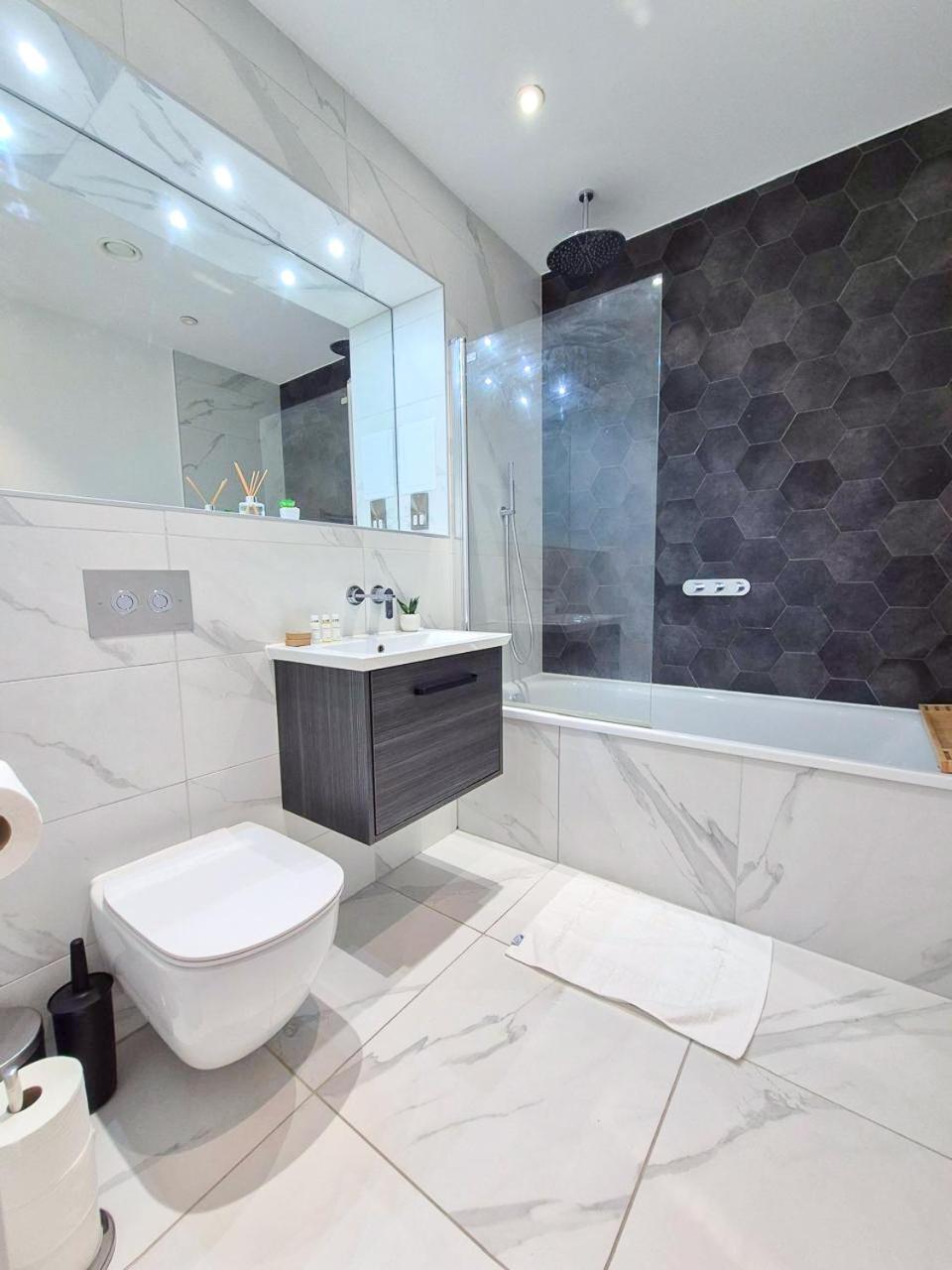 Chic 3-bedroom Flat With Private Balcony In Battersea