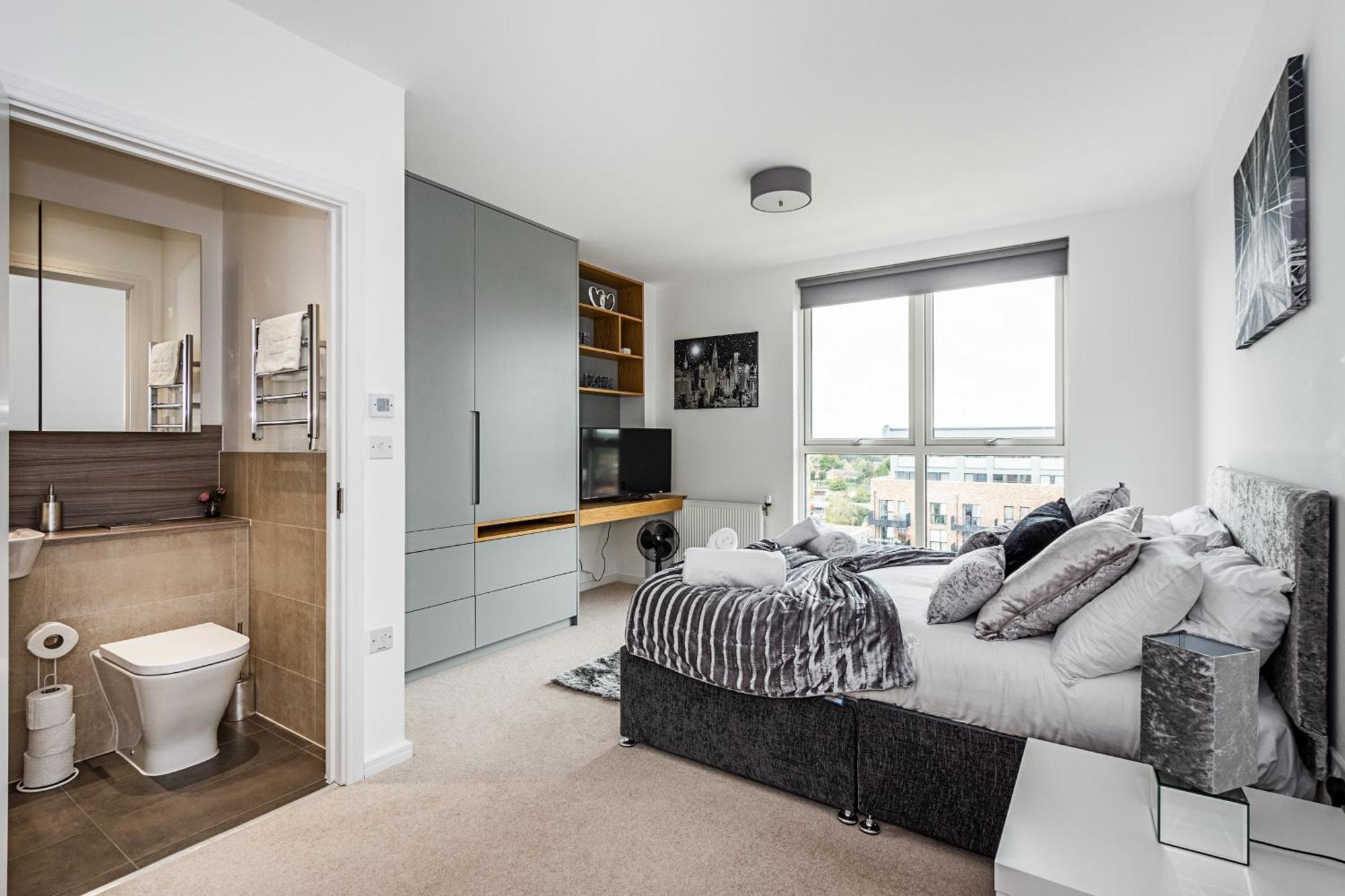 Chiswick Park 3 Bed 3 Bath West London - Parking Appartement *