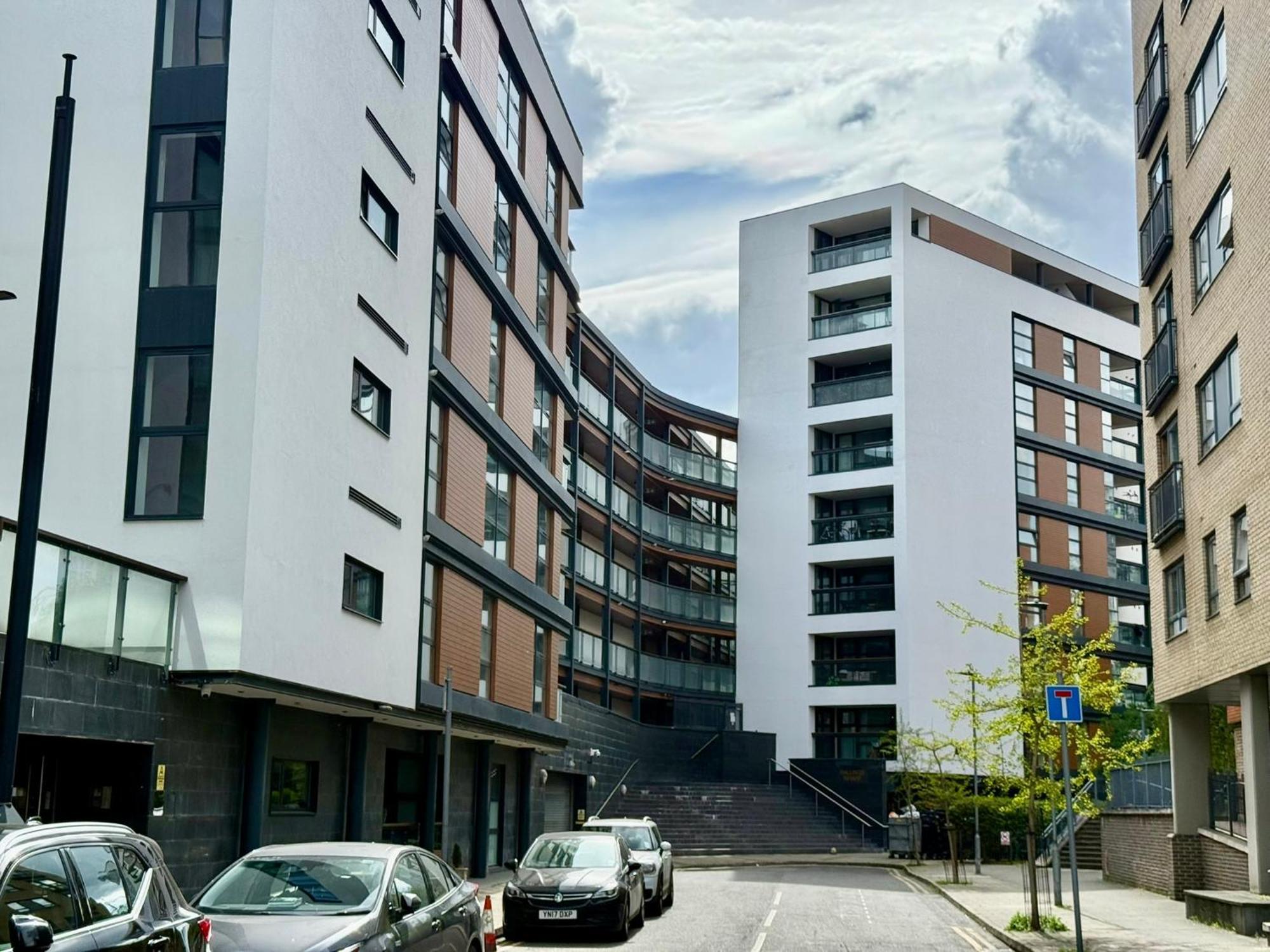 Deluxe Entire With 2x Bedrooms, 2x Bathrooms And A Big Living In The Olympic Park And Westfield At Stratford *